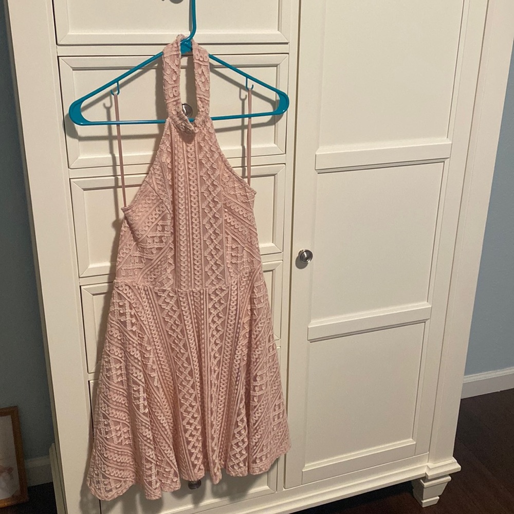 Backless dress with lace patterns.